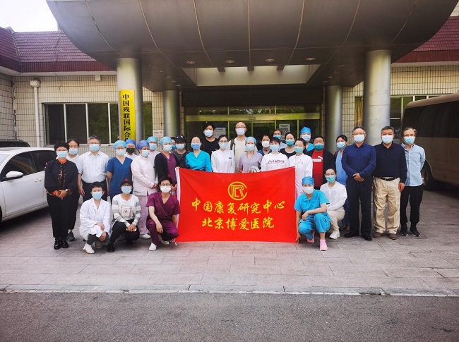 图为中康核酸外采队员出发前合影